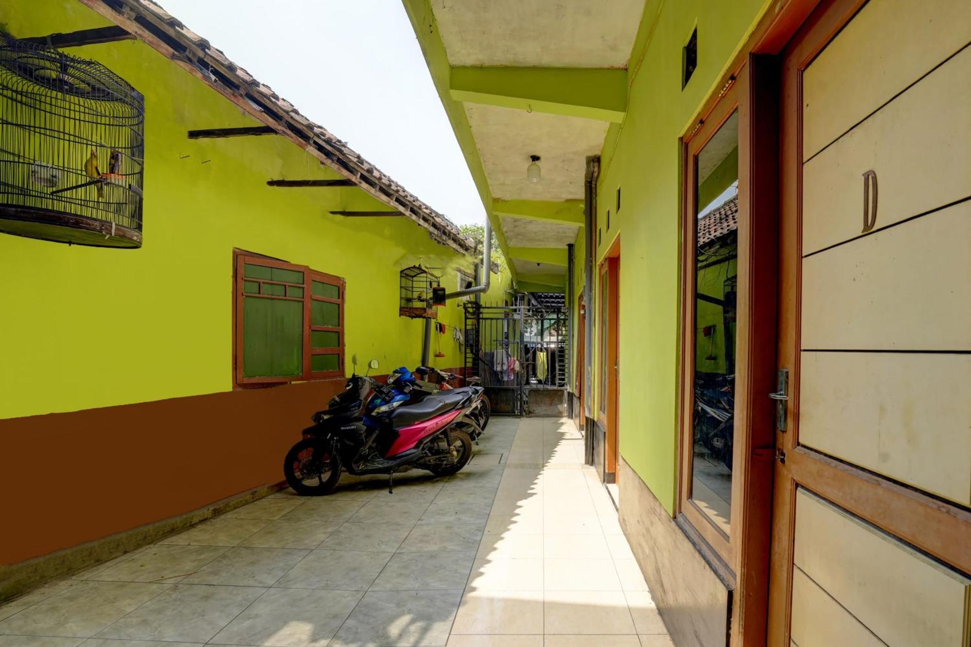 Oyo Life 92840 Wisma Morricco Jombang Exterior photo